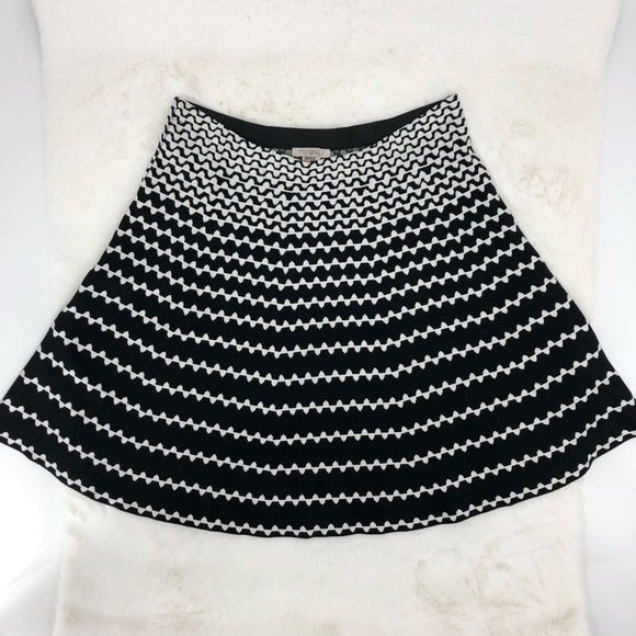 Roz & Ali Large Black White Knit Circle Skirt w/ Geometric Striped Pattern - Picture 2 of 9
